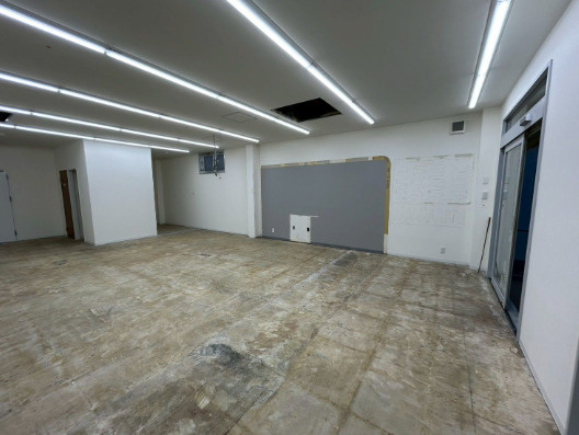 吉塚駅前テナントの内装