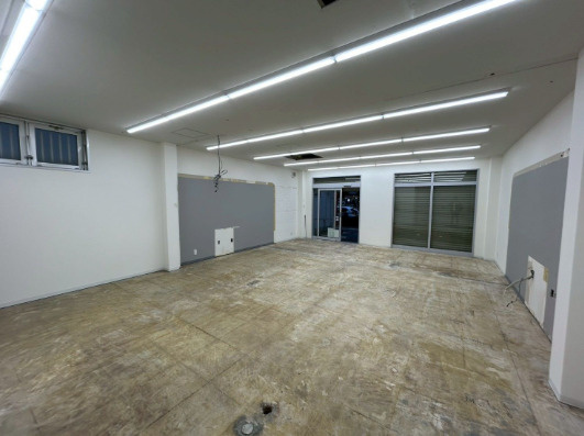 吉塚駅前テナントの内装