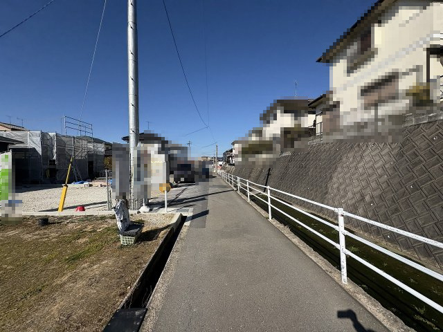 【その他】 | 糟屋郡須恵町新原第5　1号棟（全3棟）【仲介手数料無料・0円】 | 現地写真。前面道路です。