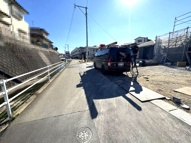 【その他】 | 糟屋郡須恵町新原第5　1号棟（全3棟）【仲介手数料無料・0円】 | 現地写真。前面道路です。