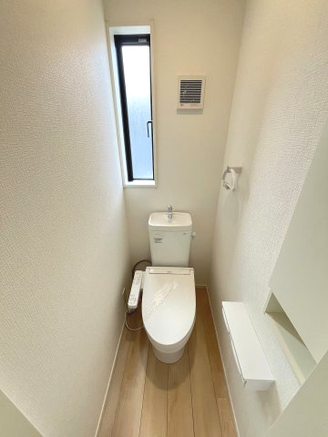 【内装】 | 糟屋郡須恵町新原第5　1号棟（全3棟）【仲介手数料無料・0円】 | 施工例。2階にもトイレです。施工例は完成時と異なる場合があります。