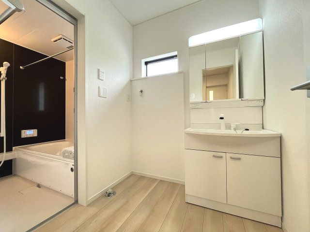 【洗面所】 | 糟屋郡須恵町新原第5　1号棟（全3棟）【仲介手数料無料・0円】 | 施工例。施工例は完成時と異なる場合があります。