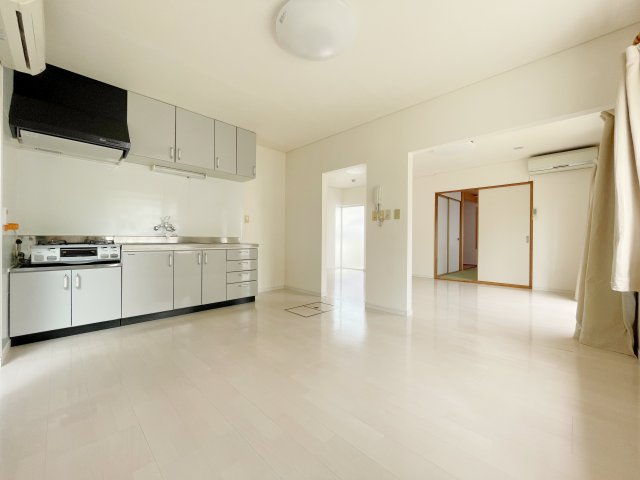 想定賃料年144万　想定利回り10.29％　木造戸建のキッチン|吊戸棚付きで収納充実！床下収納もあるので暗所保管の調味料などの収納に便利です！