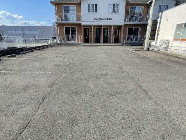シャーメゾン津志田の駐車場