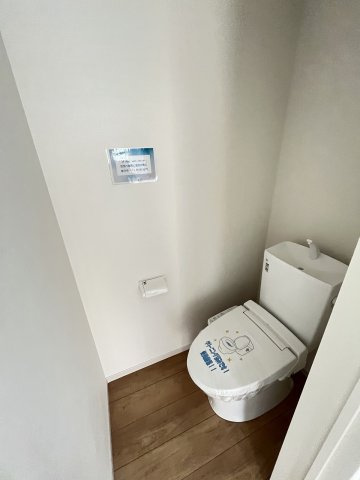 【内装】 | 糟屋郡志免町片峰4丁目4期　2号棟（全2棟）【仲介手数料無料・0円】 | 施工例。1階のトイレです。施工例は完成時と異なる場合があります。