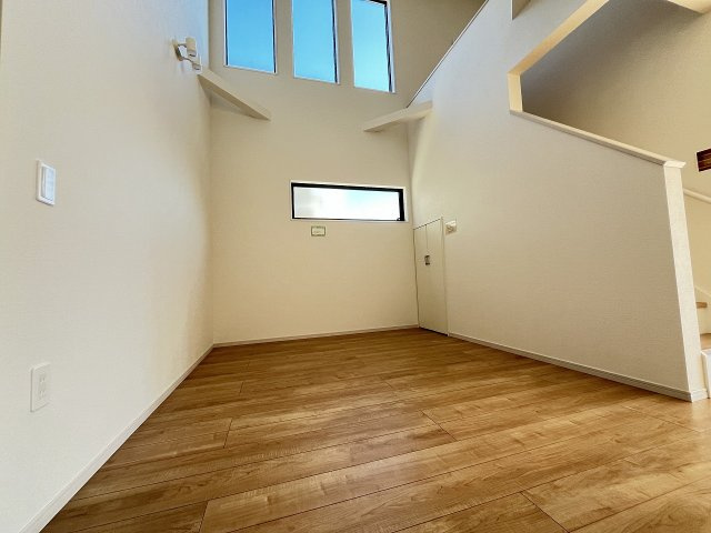 【居間・リビング】 | 糟屋郡志免町片峰4丁目4期　2号棟（全2棟）【仲介手数料無料・0円】 | 現地写真。