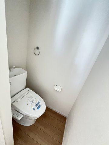 【内装】 | 糟屋郡志免町片峰4丁目4期　2号棟（全2棟）【仲介手数料無料・0円】 | 施工例。2階にもトイレです。施工例は完成時と異なる場合があります。