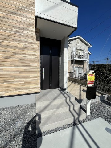 【玄関】 | 糟屋郡志免町片峰4丁目4期　2号棟（全2棟）【仲介手数料無料・0円】 | 施工例。施工例は完成時と異なる場合があります。