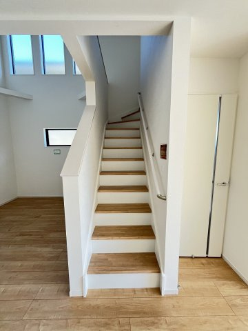 【内装】 | 糟屋郡志免町片峰4丁目4期　2号棟（全2棟）【仲介手数料無料・0円】 | 現地写真。2階へ上がる階段です。手摺もついて安全ですね。