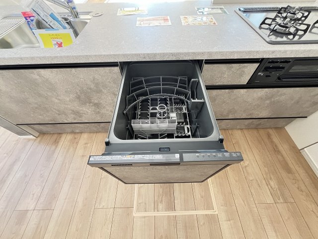 【キッチン】 | 糟屋郡志免町片峰4丁目4期　2号棟（全2棟）【仲介手数料無料・0円】 | 施工例。施工例は完成時と異なる場合があります。