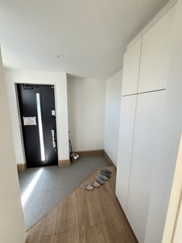 【玄関】 | 糟屋郡志免町片峰4丁目4期　2号棟（全2棟）【仲介手数料無料・0円】 | 施工例。施工例は完成時と異なる場合があります。