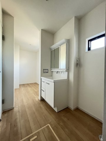 【洗面所】 | 糟屋郡志免町片峰4丁目4期　2号棟（全2棟）【仲介手数料無料・0円】 | 施工例。施工例は完成時と異なる場合があります。