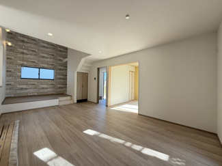 【居間・リビング】 | 読谷村大湾（限定1棟） | A号棟　LDK22.5帖♪解放感溢れるスキップフロア付き吹抜リビング♪