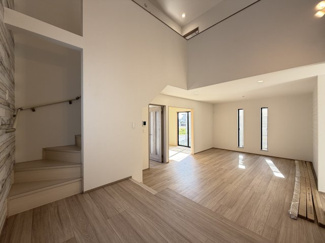 【居間・リビング】 | 読谷村大湾（限定1棟） | A号棟　LDK22.5帖♪解放感溢れるスキップフロア付き吹抜リビング♪