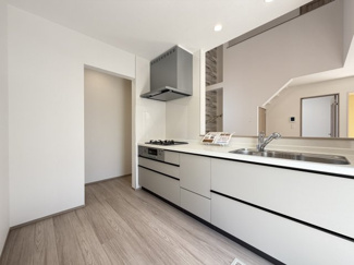 【キッチン】 | 読谷村大湾（限定1棟） | A号棟　使いやすいシステムキッチン♪パントリー付き♪