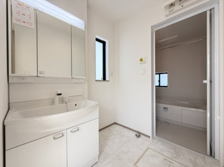 【独立洗面台】 | 読谷村大湾（限定1棟） | A号棟　三面鏡付き洗髪洗面化粧台♪