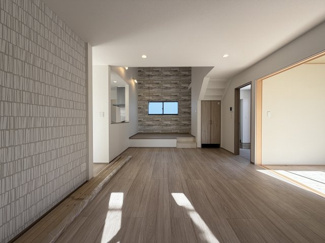 【居間・リビング】 | 読谷村大湾（限定1棟） | A号棟　LDK22.5帖♪解放感溢れるスキップフロア付き吹抜リビング♪