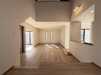 【居間・リビング】 | 読谷村大湾（限定1棟） | A号棟　LDK22.5帖♪解放感溢れるスキップフロア付き吹抜リビング♪