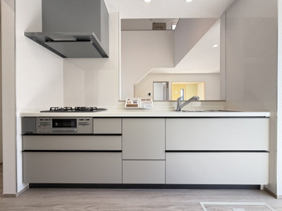 【キッチン】 | 読谷村大湾（限定1棟） | A号棟　使いやすいシステムキッチン♪パントリー付き♪