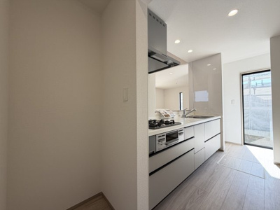 【キッチン】 | 読谷村大湾（限定1棟） | A号棟　使いやすいシステムキッチン♪パントリー付き♪