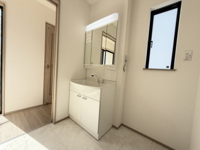 【独立洗面台】 | 読谷村大湾（限定1棟） | A号棟　三面鏡付き洗髪洗面化粧台♪