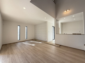 【居間・リビング】 | 読谷村大湾（限定1棟） | A号棟　LDK22.5帖♪解放感溢れるスキップフロア付き吹抜リビング♪