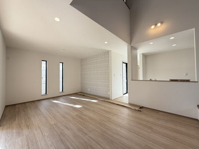 【居間・リビング】 | 読谷村大湾（限定1棟） | A号棟　LDK22.5帖♪解放感溢れるスキップフロア付き吹抜リビング♪