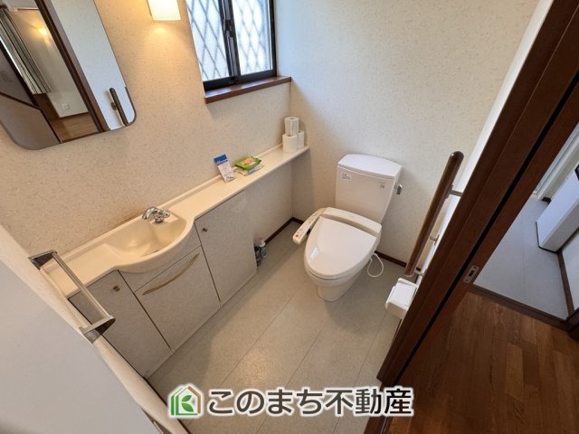 大田原市浅香３丁目中古戸建のトイレ|小窓から換気ができて清潔なトイレスペース☆手洗い場もあり上質な空間に仕上がっています。