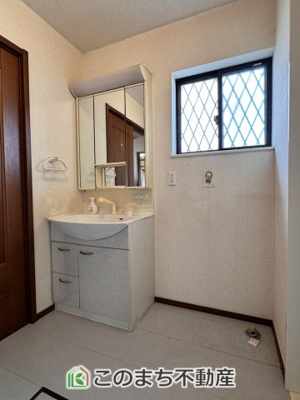 【洗面所】 | 大田原市浅香３丁目中古戸建 | シャンプードレッサーで朝の身支度♪伸びるホースでお掃除も簡単清潔です！