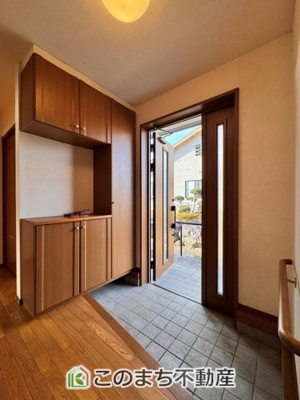 【玄関】 | 大田原市浅香３丁目中古戸建 | 広々とした玄関スペース♪たくさんの靴を収納できる下駄箱もございます。