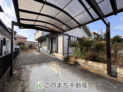 【駐車場】 | 大田原市浅香３丁目中古戸建 | カースペースはカーポート付きの縦列駐車２～３台分と、玄関前に１台分ございます！