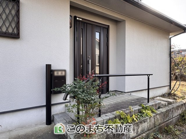 大田原市浅香３丁目中古戸建の玄関|スタイリッシュな玄関スペース。玄関キーは上下２箇所のダブルロックキーで安全に配慮してます。