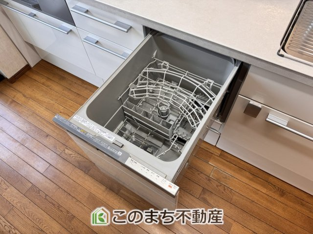 大田原市浅香３丁目中古戸建のキッチン|あったらいいなの代表的な設備である食洗機。ビルトイン型なので、おさまりもよく、使い勝手も良好です。料理をするのは好きだけど、後片付けは苦手な方に重宝します。洗う手間がないので、時間を有効に使えますね。