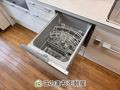 【キッチン】 | 大田原市浅香３丁目中古戸建 | あったらいいなの代表的な設備である食洗機。ビルトイン型なので、おさまりもよく、使い勝手も良好です。料理をするのは好きだけど、後片付けは苦手な方に重宝します。洗う手間がないので、時間を有効に使えますね。