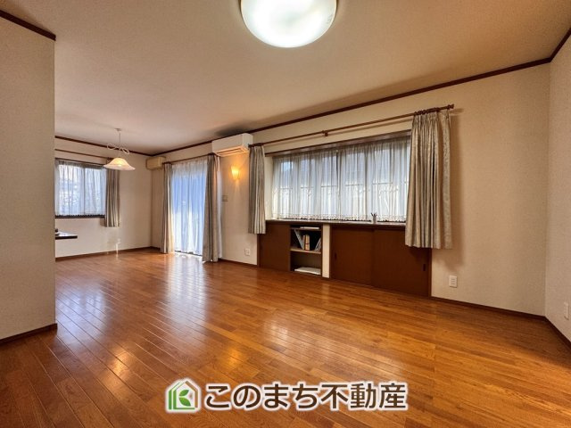 大田原市浅香３丁目中古戸建の居間・リビング|お手入れのしやすいフローリング仕様です。普段はフロアモップなどを使って、簡単にお掃除していただけます◎