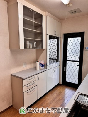 【キッチン】 | 大田原市浅香３丁目中古戸建 | キッチン背面側には便利なカップボードが標準搭載！食器類や生活家電をきれいにレイアウトできます♪