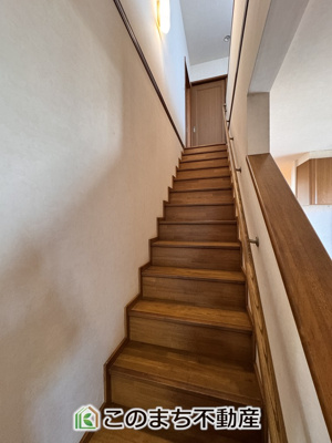 【内装】 | 大田原市浅香３丁目中古戸建 | 手すり付きで小さなお子様にも安心の階段スペースです☆