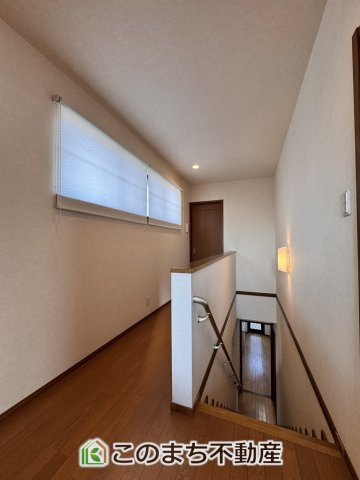 大田原市浅香３丁目中古戸建の内装|廊下スペースに大きな窓をし、明るく開放的な空間に仕上がっています。