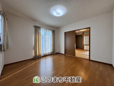 【洋室】 | 大田原市浅香３丁目中古戸建 | 主寝室はベッドや家具を置いても、充分なスペースがございます。