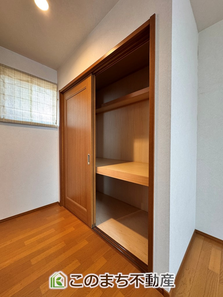 大田原市浅香３丁目中古戸建の収納|使い勝手の良い中棚付きの収納スペース。