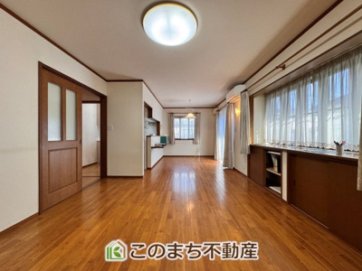 【居間・リビング】 | 大田原市浅香３丁目中古戸建 | 開放感のある広々としたリビング☆家族みんなでゆったりくつろげます♪
南側から暖かな日差しが差し込みます♪キッチンからリビングの様子がよく見渡せます☆