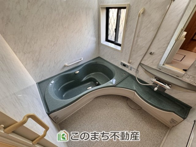 【浴室】 | 大田原市浅香３丁目中古戸建 | ゆったりと入れるフルオートバスはお子様との団らんバスタイムが楽しめます♪
足を伸ばしてゆったりくつろげる１坪バスルームです☆