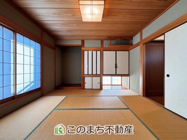 大田原市浅香３丁目中古戸建の和室|床の間のある大きな和室。お子様のお昼寝にも便利です。大きな窓から暖かな日差しが差し込みます♪
