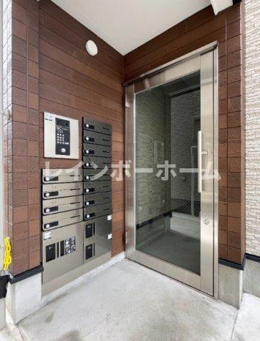 コンフォート蕨　WESTのエントランス