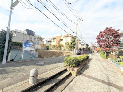 【外観】 | 【仲介手数料３８０万円が無料！！】■二子玉川駅１１分の高級住宅街■マルエツまで５０ｍ | 【年末の家計応援サービスキャンペーン中！】
■詳細は「物件概要」の「諸費用」欄をご確認下さい！
■二子玉川の高級住宅街でトップクラスの立地
■目の前には遊歩道
■マルエツから約５０ｍ