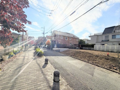 【外観】 | 【仲介手数料３８０万円が無料！！】■二子玉川駅１１分の高級住宅街■マルエツまで５０ｍ | 【諸費用３８０万円ＯＦＦキャンペーン中！】
■詳細は「物件概要」の「諸費用」欄をご確認下さい！
■二子玉川の高級住宅街でトップクラスの立地
■目の前には遊歩道
■マルエツから約５０ｍ