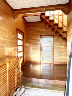 【玄関】 | 余市町黒川町16丁目 一戸建 | すかし階段と吹抜が開放的な広々玄関ホール♪