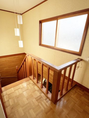 【内装】 | 余市町黒川町16丁目 一戸建 | 吹抜けが開放的な階段ホール♪