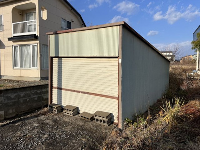 【駐車場】 | 余市町黒川町16丁目 一戸建 | 幅2.4ｍ×高1.6ｍの車庫（古いです）は物置としても利用可能♪