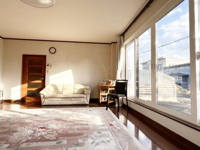 【居間・リビング】 | 余市町黒川町16丁目 一戸建 | 窓が大きく日の光が差し込む明るい15帖リビング♪